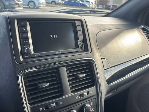 Used 2019 Dodge Grand Caravan SXT image 19