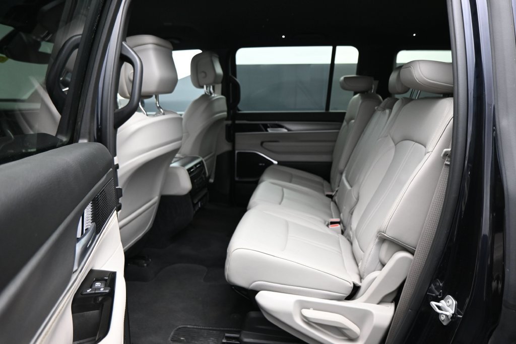 Used 2025 Jeep Wagoneer 4WD image 26