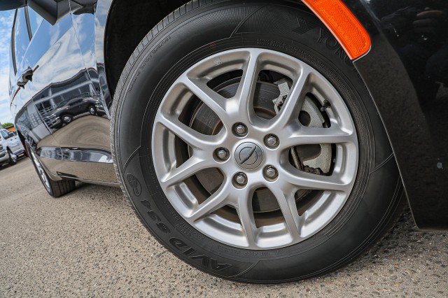 Used 2023 Chrysler Pacifica Touring-L FWD image 2