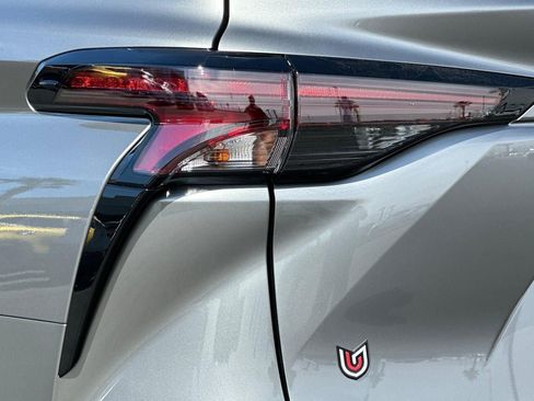 New 2026 Toyota Sienna LE FWD image 32