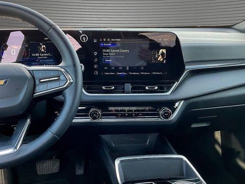 Used 2025 Chevrolet Equinox LT AWD/4WD image 9