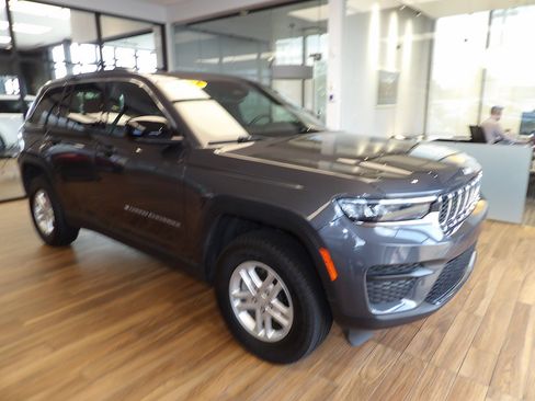 Used 2024 Jeep Grand Cherokee Laredo w/ Luxury Tech Group I AWD/4WD image 3
