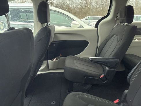 Used 2022 Chrysler Voyager LX image 18