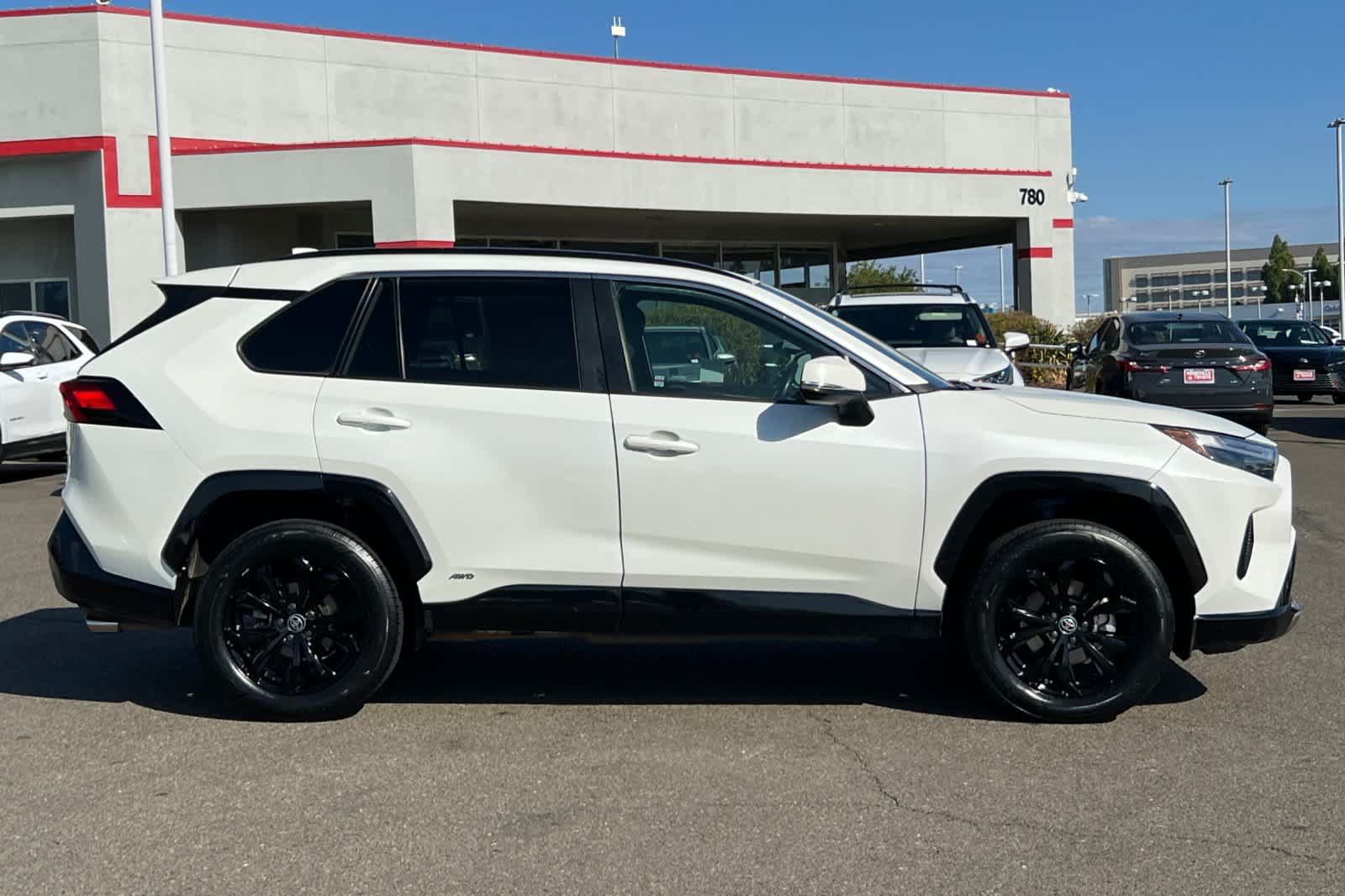 Used 2022 Toyota RAV4 SE w/ Convenience Package AWD/4WD image 6
