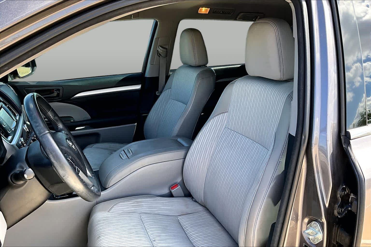 Used 2015 Toyota Highlander Plus FWD image 8