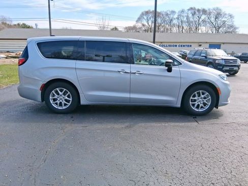 Used 2024 Chrysler Pacifica Touring-L image 6