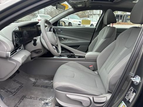Used 2025 Hyundai Elantra SEL FWD image 29