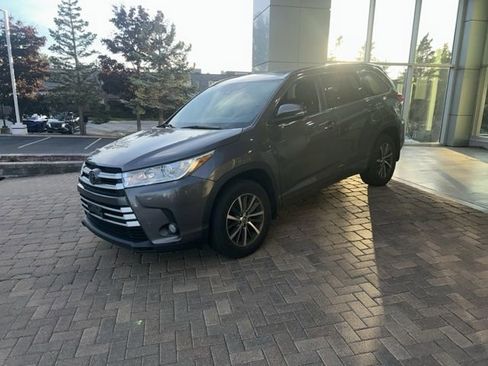 Used 2017 Toyota Highlander XLE AWD/4WD image 2
