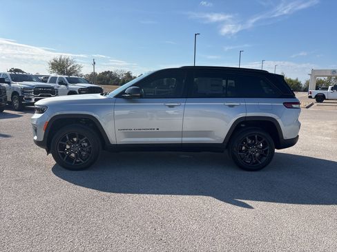 New 2025 Jeep Grand Cherokee Limited w/ Trailer Tow Package image 2