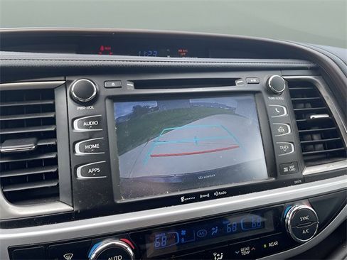 Used 2018 Toyota Highlander XLE image 19