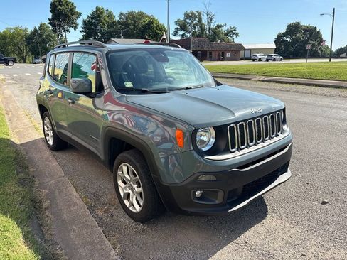 Used 2018 Jeep Renegade Latitude w/ Cold Weather Group AWD/4WD image 7