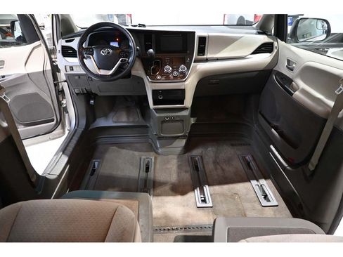 Used 2015 Toyota Sienna LE FWD image 23