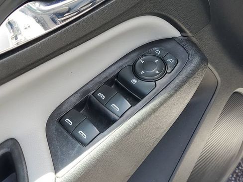 Used 2020 Chevrolet Equinox LS FWD image 9