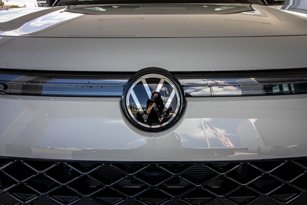 New 2026 Volkswagen Tiguan SE R-Line FWD image 8