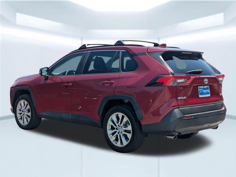 Used 2021 Toyota RAV4 XLE Premium FWD image 3