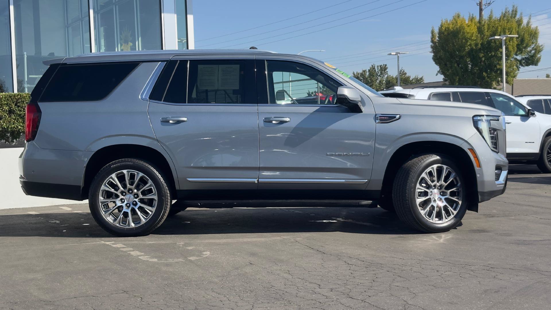 Used 2025 GMC Yukon Denali AWD/4WD image 3