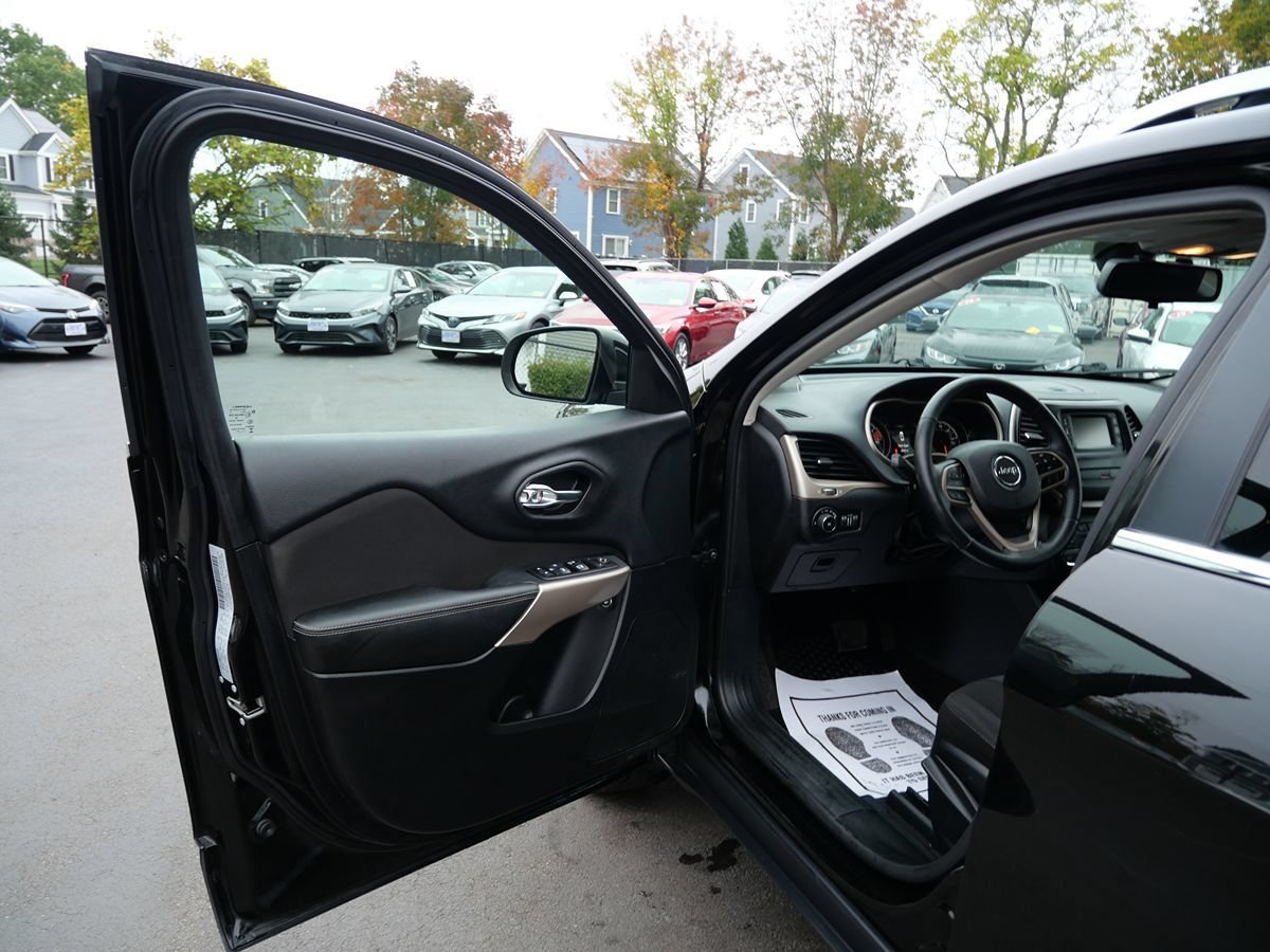 Used 2017 Jeep Cherokee Latitude w/ Cold Weather Group AWD/4WD image 16