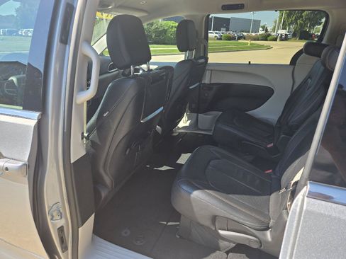 Used 2019 Chrysler Pacifica Touring-L Plus w/ Tire & Wheel Group FWD image 25