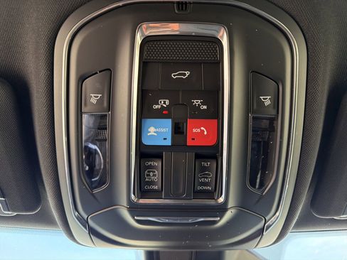 Used 2025 Jeep Grand Cherokee Altitude image 13