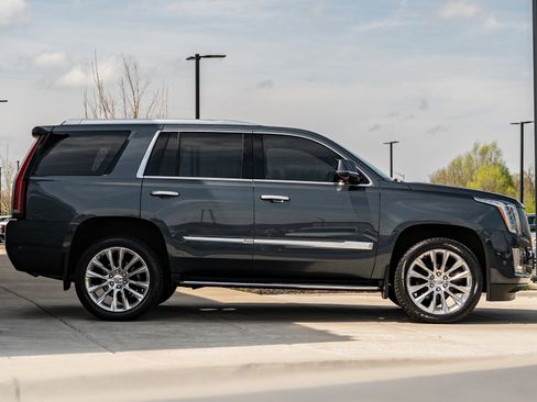 Used 2020 Cadillac Escalade Luxury AWD/4WD image 2