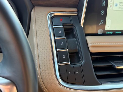 Used 2024 Chevrolet Tahoe Premier AWD/4WD image 25