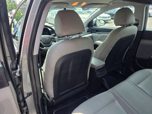 Used 2017 Hyundai Elantra SE FWD image 18