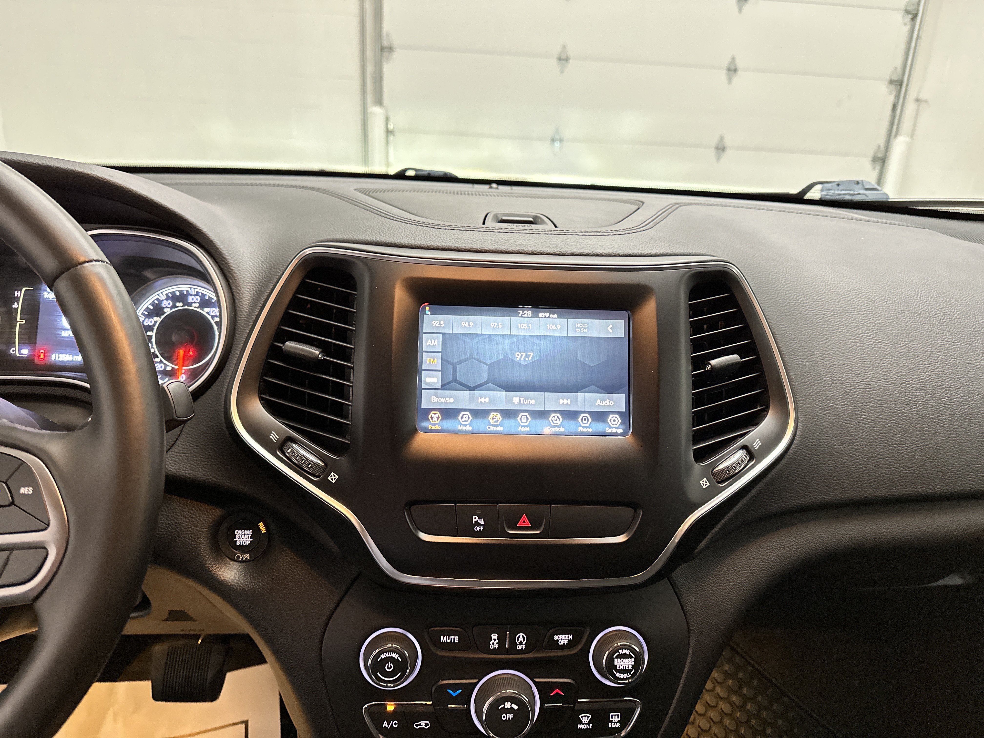 Used 2019 Jeep Cherokee Latitude Plus w/ Cold Weather Group AWD/4WD image 29