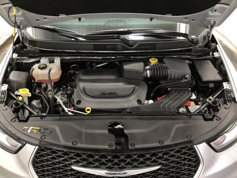 Used 2024 Chrysler Pacifica Pinnacle w/ Trailer Tow Group image 9