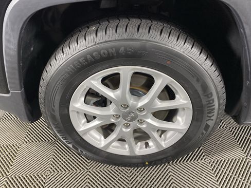 Used 2018 Jeep Cherokee Latitude w/ Safety Group AWD/4WD image 11
