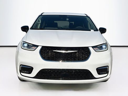 Used 2024 Chrysler Pacifica Touring-L image 8