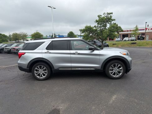 Used 2021 Ford Explorer XLT w/ Equipment Group 202A AWD/4WD image 17