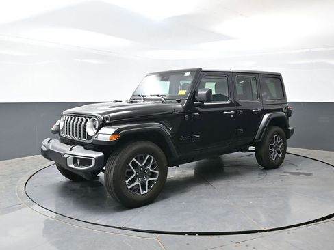 Used 2025 Jeep Wrangler Unlimited Sahara AWD/4WD image 8