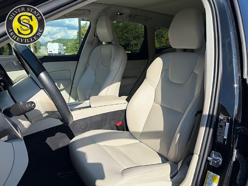 Used 2018 Volvo XC60 T5 Momentum w/ Vision Package AWD/4WD image 12