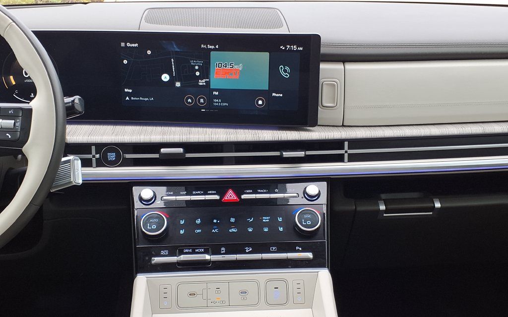 Used 2025 Hyundai Santa Fe Calligraphy FWD image 28