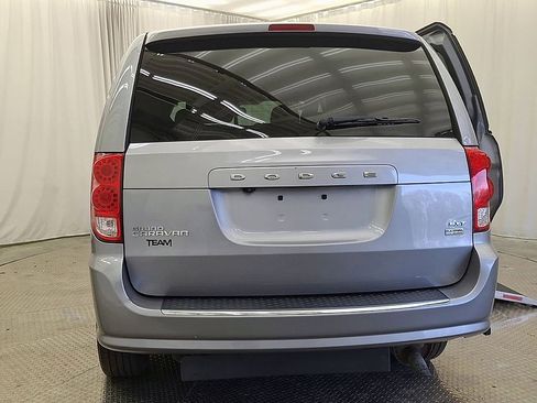 Used 2019 Dodge Grand Caravan SXT FWD image 2