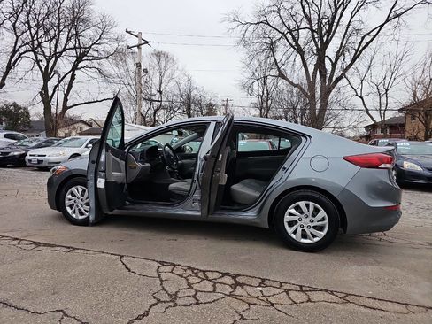 Used 2017 Hyundai Elantra SE image 12