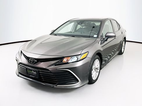 Used 2021 Toyota Camry LE image 3