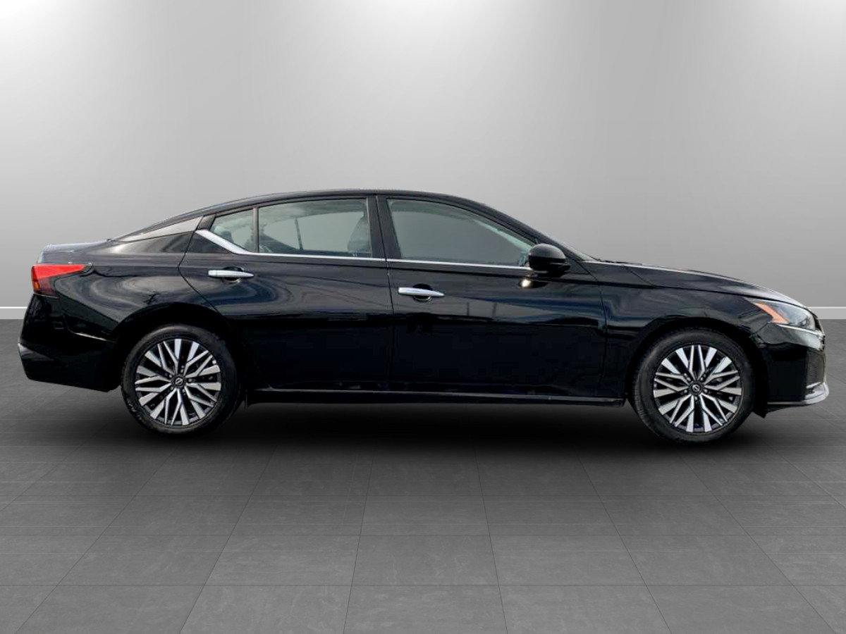 Used 2025 Nissan Altima 2.5 SV FWD image 8