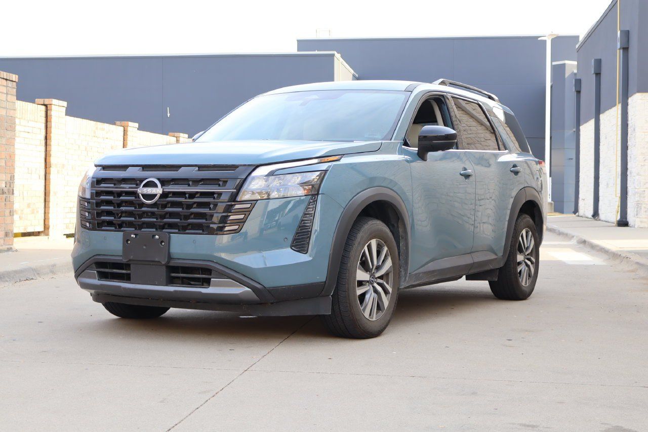 Used 2026 Nissan Pathfinder SL FWD image 2