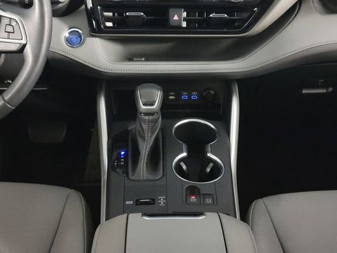 Used 2022 Toyota Highlander XLE AWD/4WD image 25