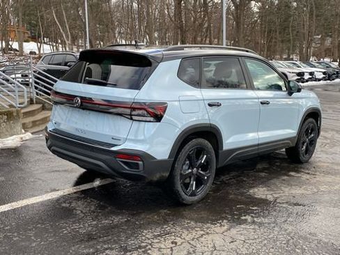 New 2026 Volkswagen Taos SE image 5