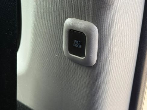 Used 2018 Toyota Sienna SE image 30