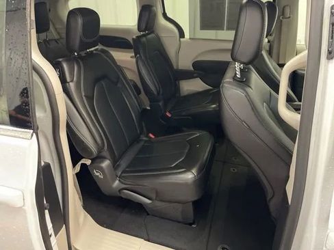 Used 2024 Chrysler Pacifica Touring-L image 14
