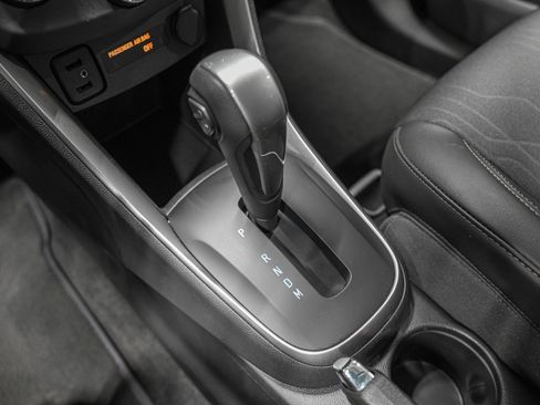 Used 2022 Chevrolet Trax LT w/ LT Convenience Package image 26