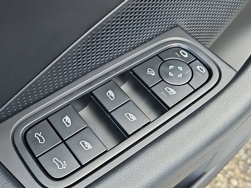 Certified 2025 Porsche Macan 4 Electric AWD/4WD image 32