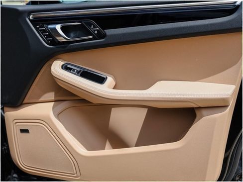 Certified 2025 Porsche Macan image 27