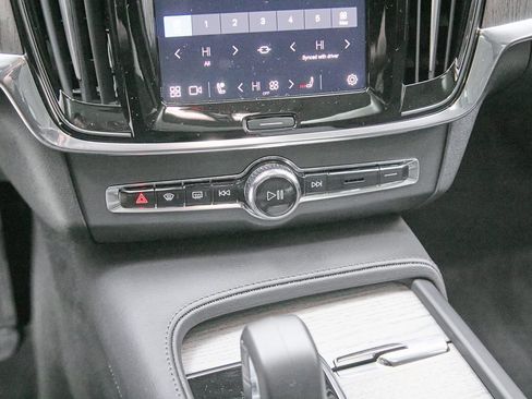 Certified 2025 Volvo S90 B6 Plus image 17