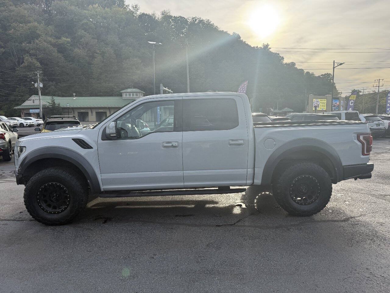 Used 2017 Ford F150 Raptor w/ Equipment Group 802A Luxury AWD/4WD image 4