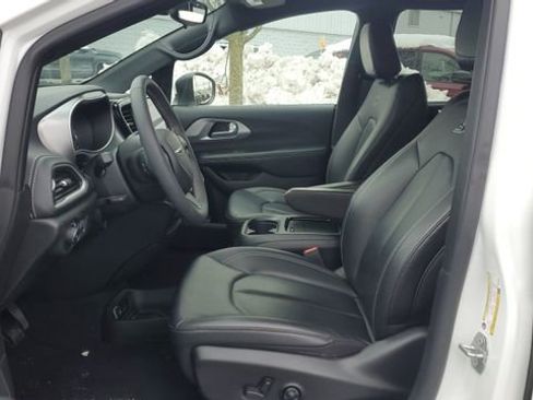 Used 2023 Chrysler Pacifica Touring-L w/ S Appearance Package image 4