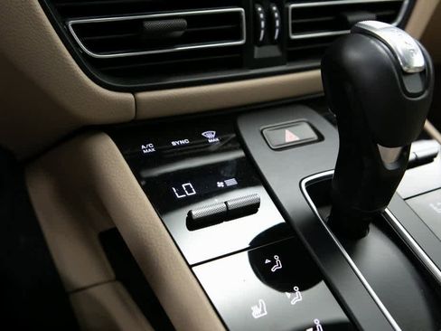 Certified 2023 Porsche Macan image 22